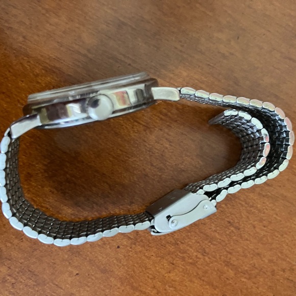 GUESS WRISTWATCH W/XTRA LONG SWEEP HAND 1996 STAINLESS ADJUSTABLE MESH BAND - Picture 4 of 11